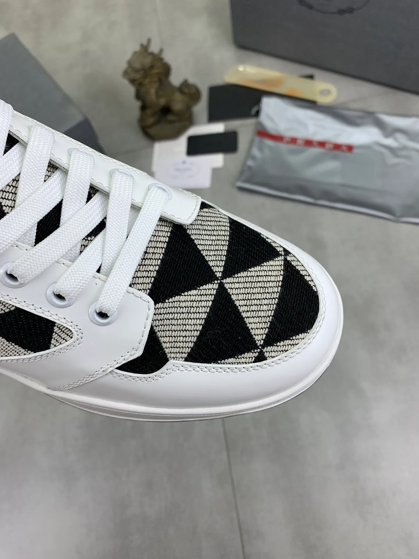 Men's shoes 💰P620 new model (high version) The new PRADA (Prada) high-top counter has launched the classic model at the same time. The new men's shoes and 😘fabrics are selected from the original imported calfskin. First layer of imported cowhide lining. The original version is awesome! 👍🏿Original open-molded non-slip PU outsole, with exquisite lines, simple and elegant, super comfortable and classy on foot, suitable for leisure travel. Code number:38-45